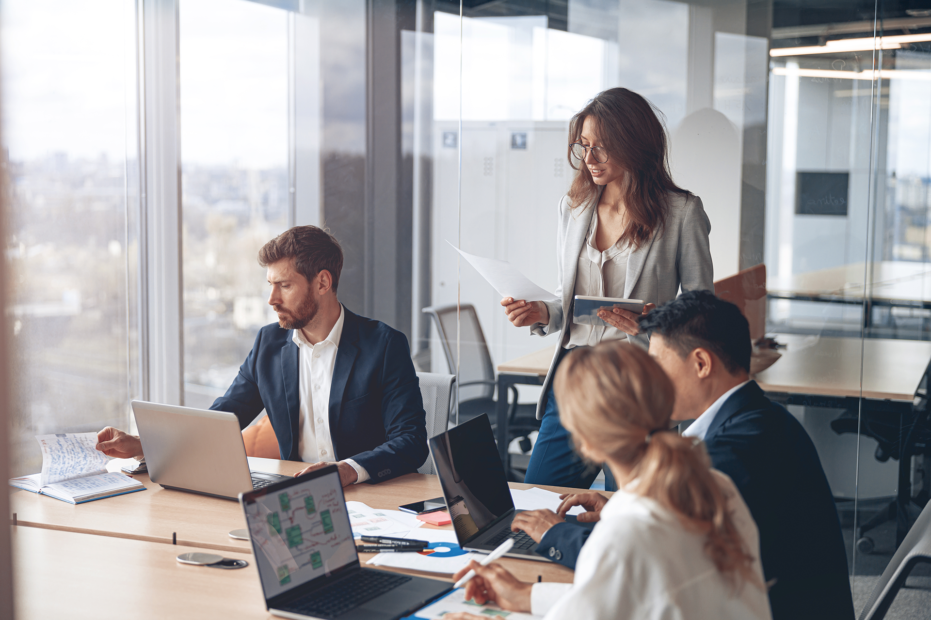 Mehrere Personen arbeiten im Besprechungsraum zusammen