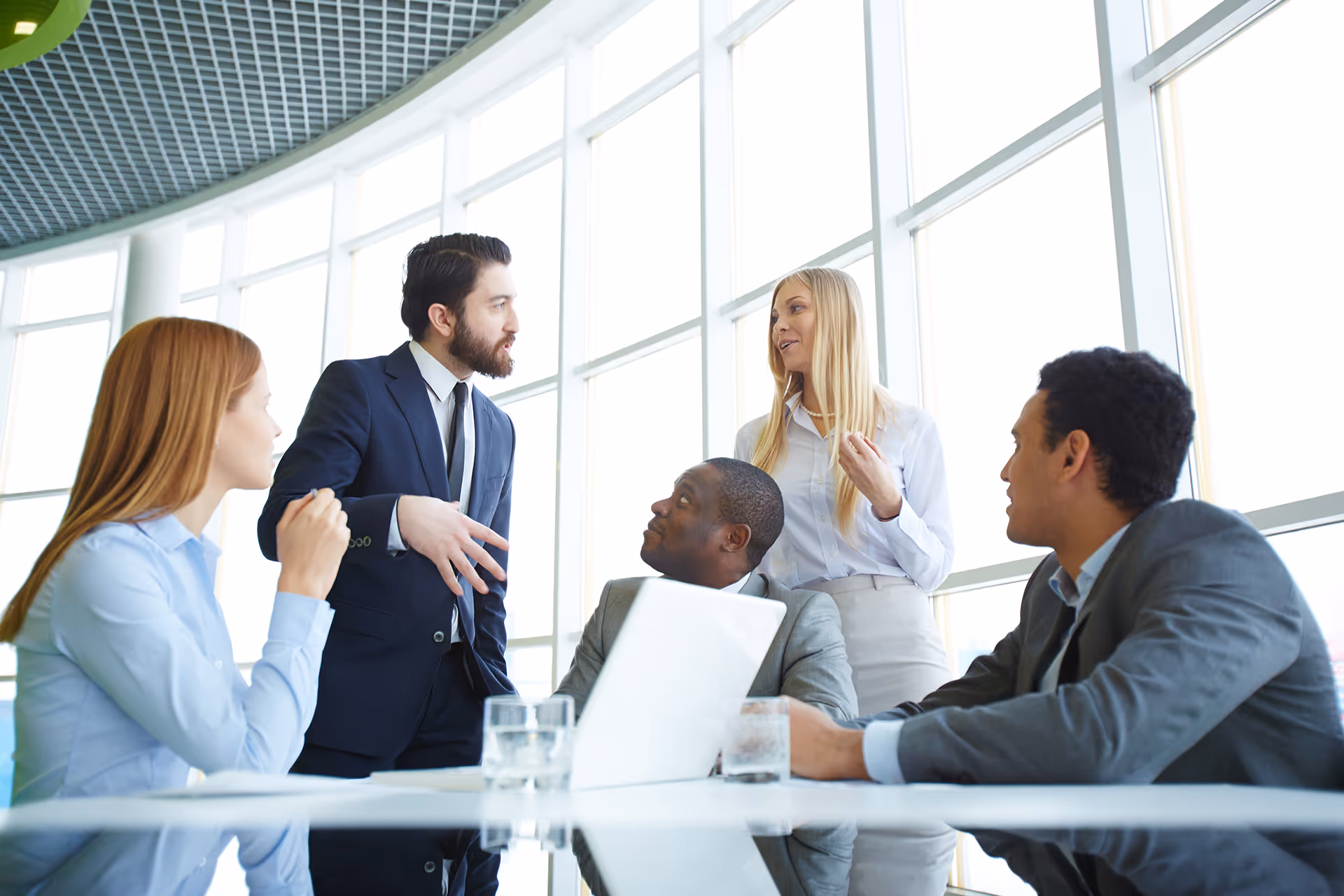 Zwei Personen unterhalten sich und mehrere Personen schauen dabei zu