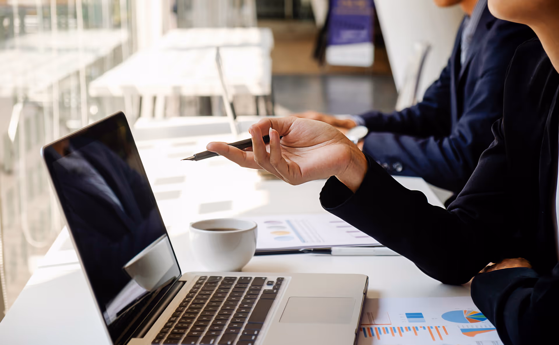 Person zeigt auf Laptop