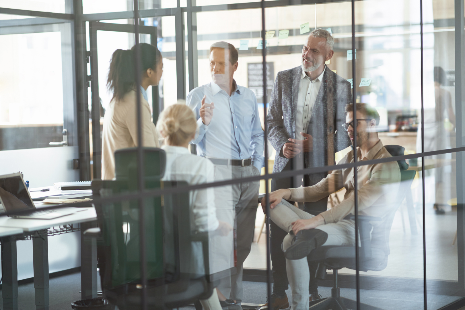 Gruppe von Personen unterhält sich in Besprechungsraum