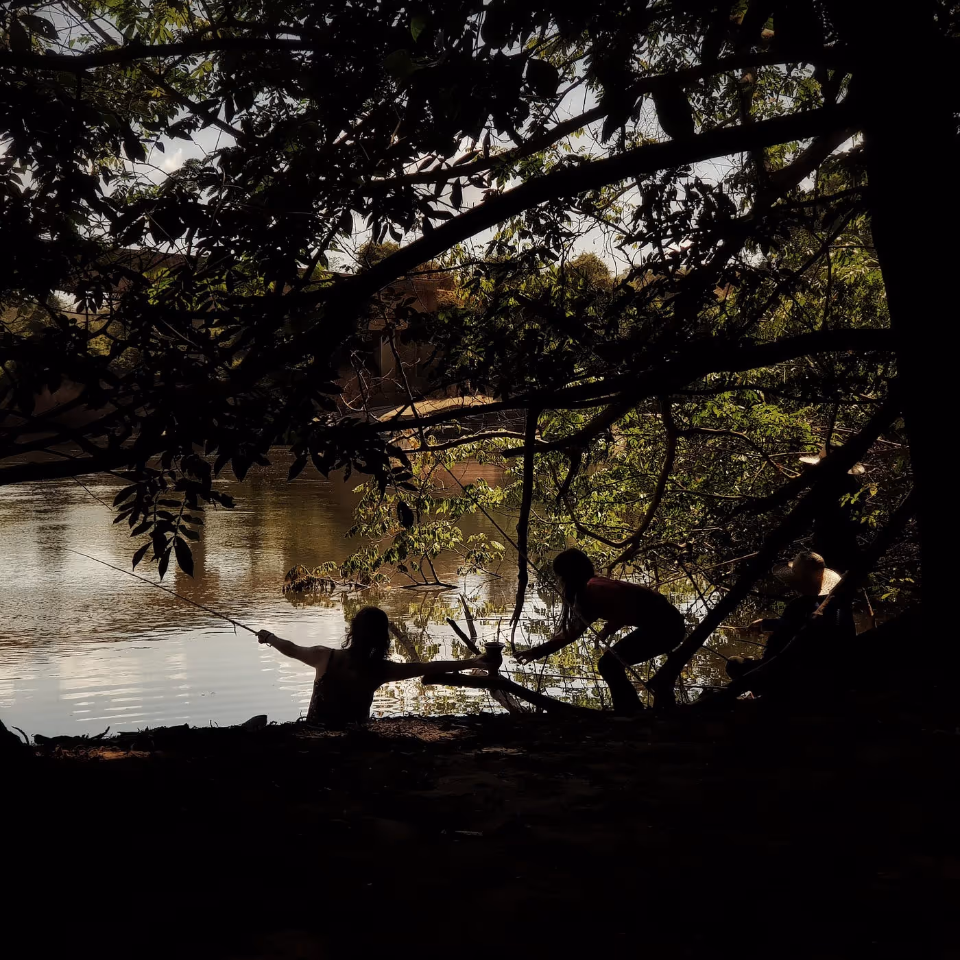 Children fishing on Rio Canaã - Ariquemes / RO, Brazil