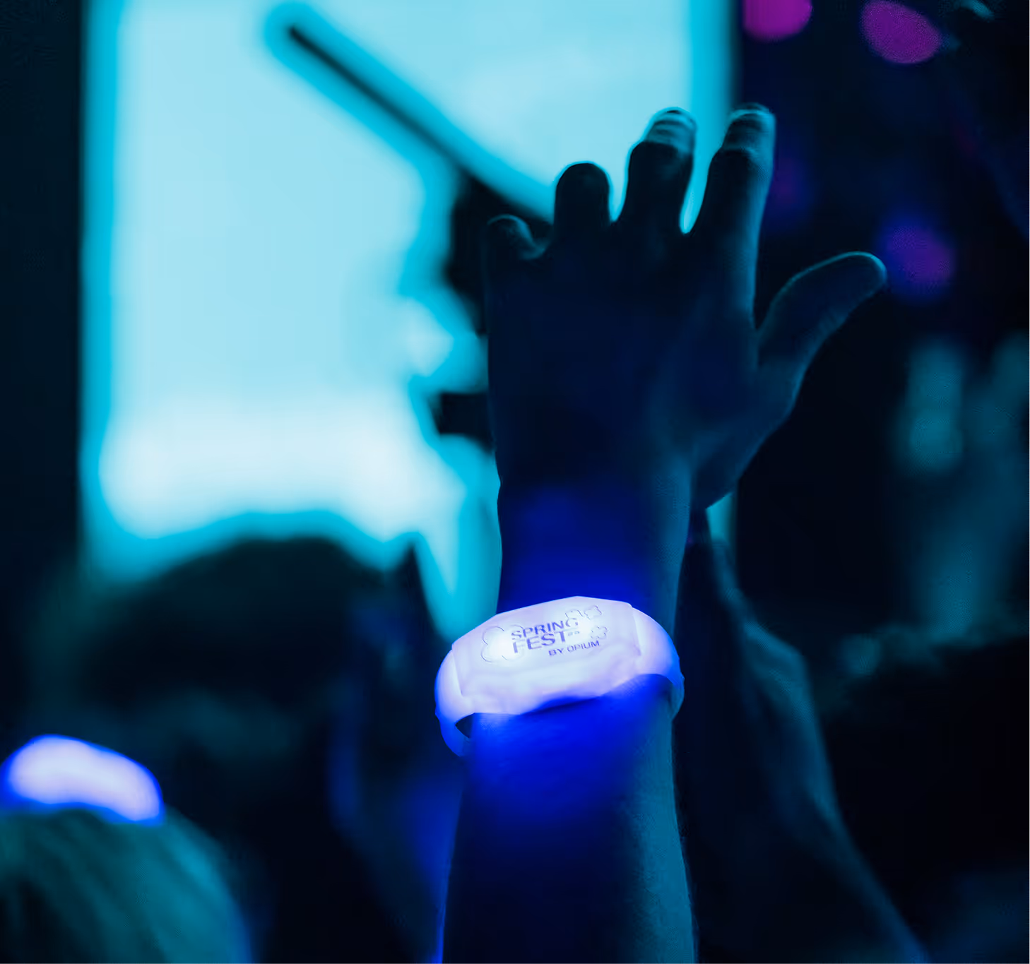 Pulsera led en una mano controlada por DMX y radiofrequencia
