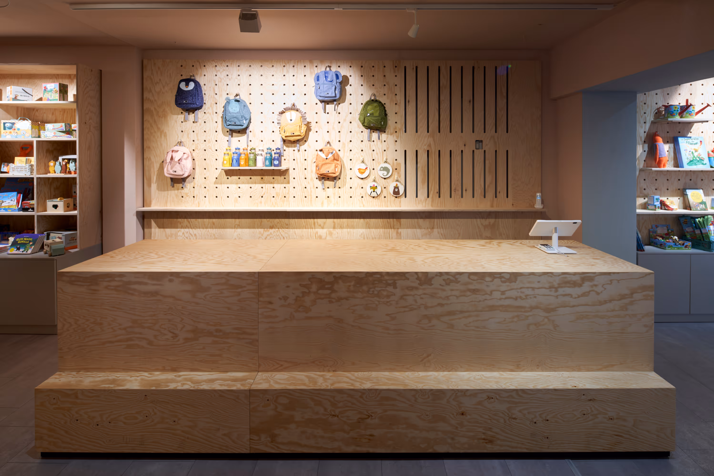 Conceptstore für Familien mit individuellen Einbauten wie der Counter aus Holz.