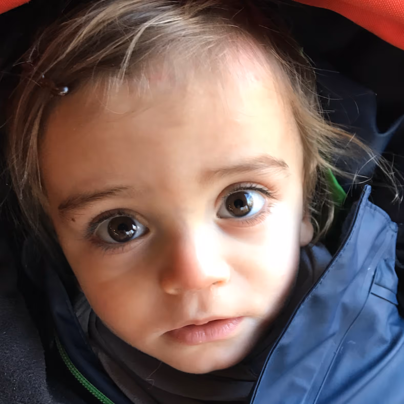 Kind schaut nachdenklich – Familien mit Platzmangel finden bei Habitiny die Lösung