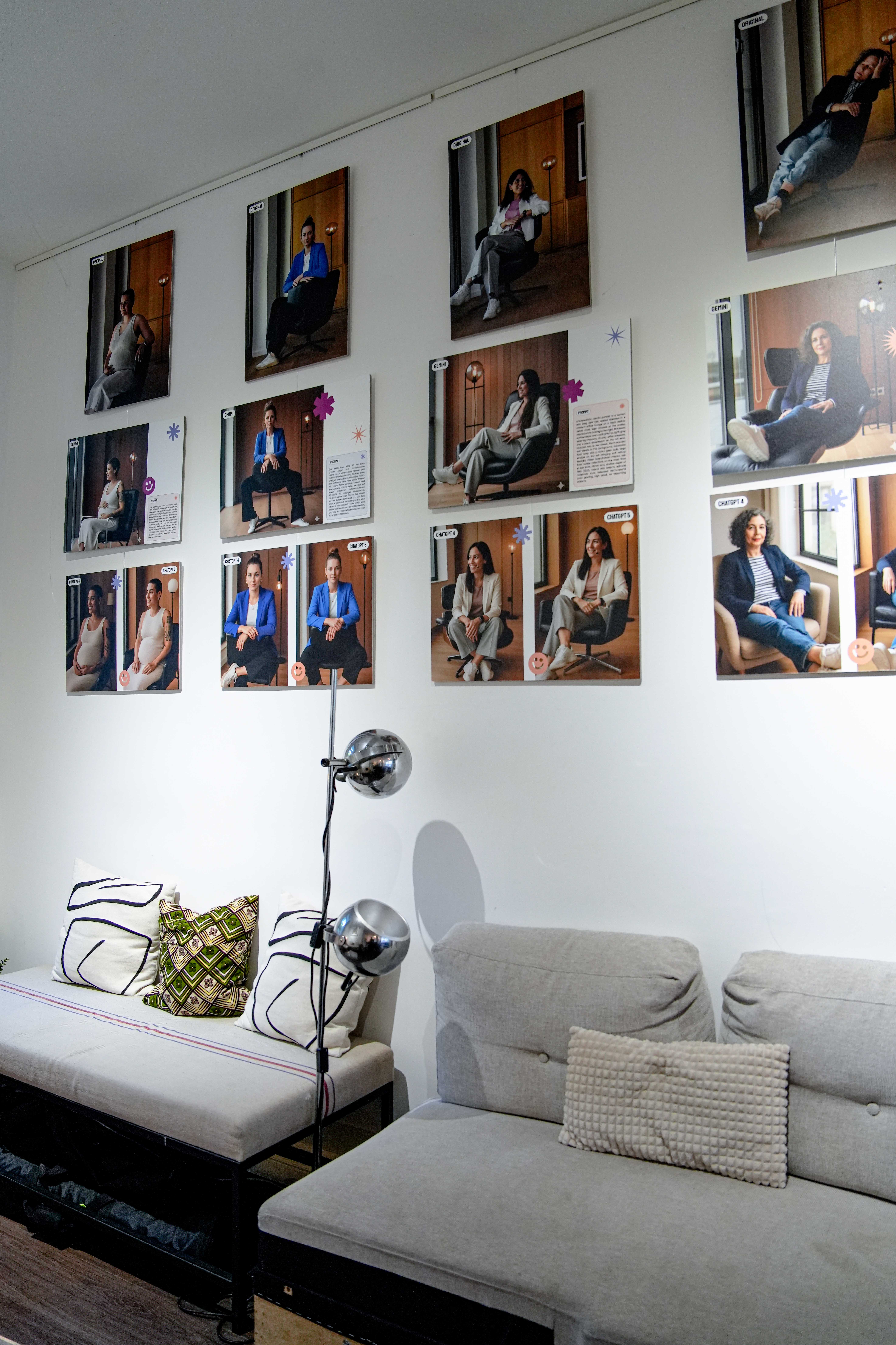 Wand mit Hängung von Portraitfotos von vier Personen, je Original und bearbeitete Versionen.