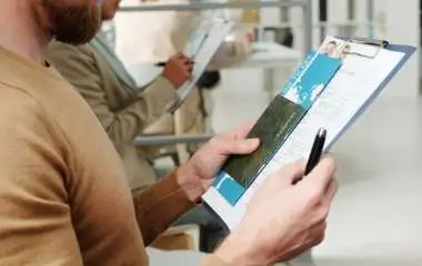 Homme vérifiant le mot de passe et le document