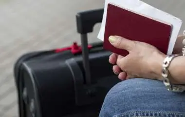 Femme attendant à l'aéroport