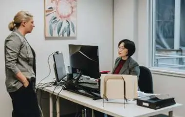 兩個女人在辦公室見面