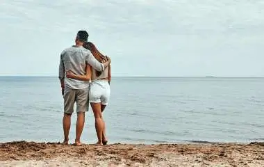 Mag-asawa na nakatayo sa dalampasigan