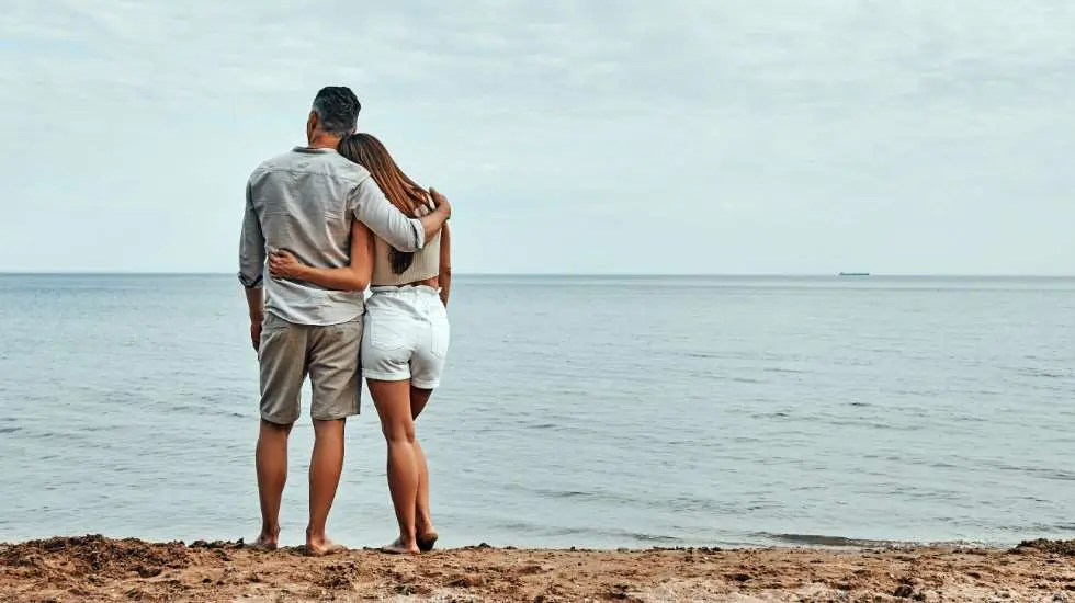ビーチに立つカップル
