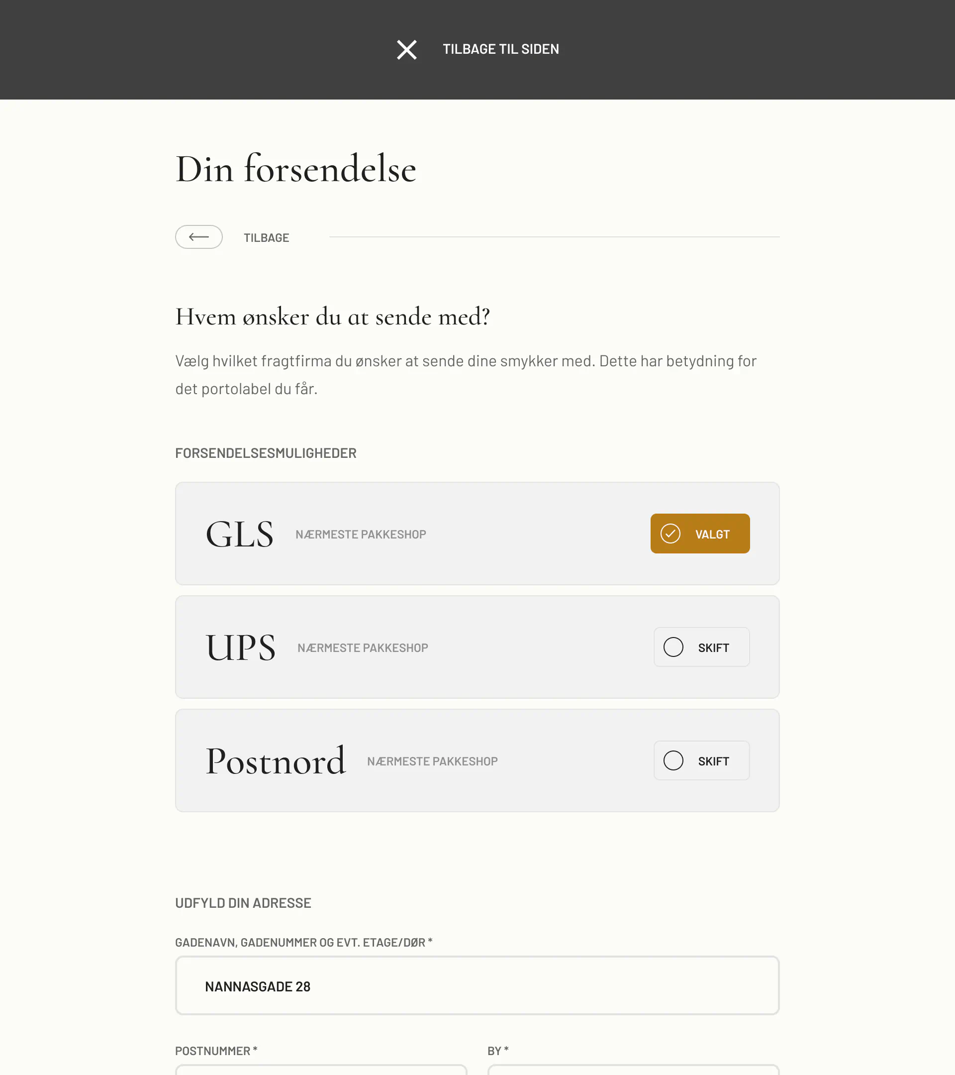 Tablet interface showing the shipping selection process for Mælt, with options for GLS, UPS, and Postnord, designed with a clean and minimal layout.