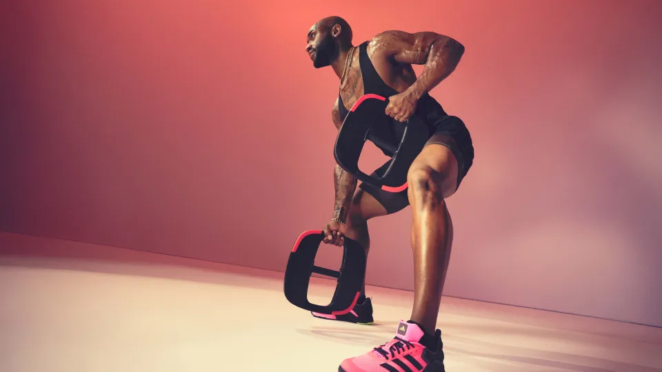 An Instructor doing a BODYPUMP workout with weight plates
