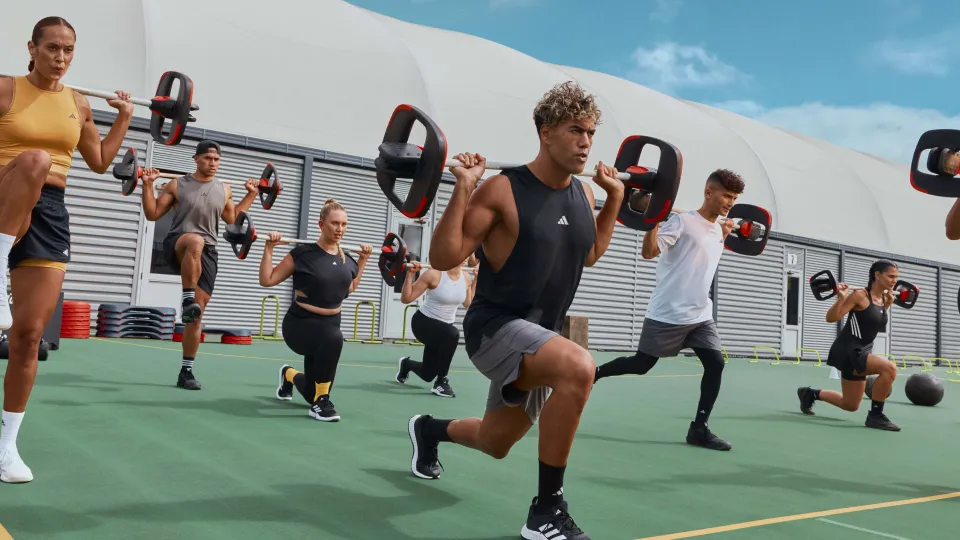 People using Les Mills Smartbars in a workout