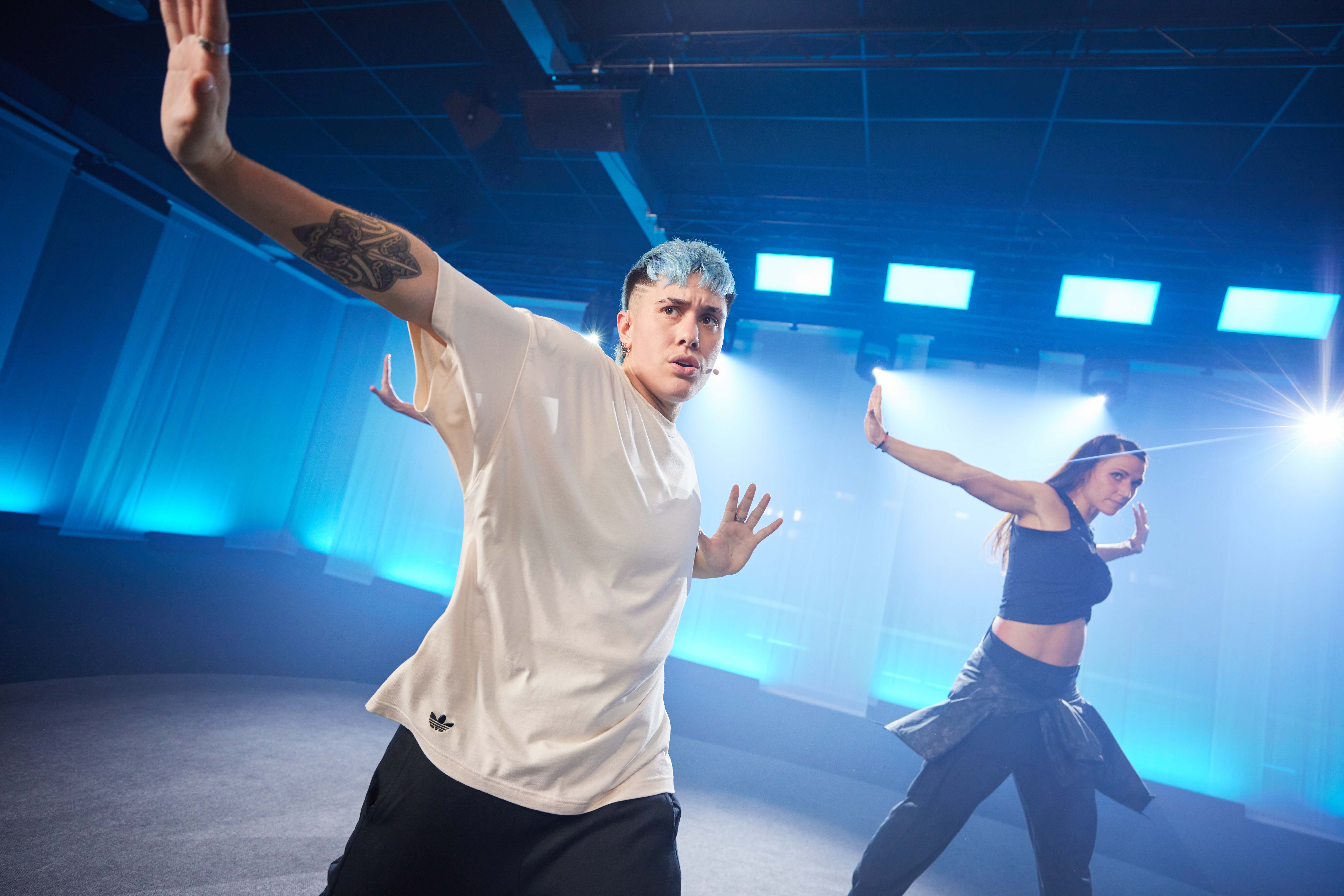 Image of Meno Thomas demonstating a Les Mills Dance move to participants