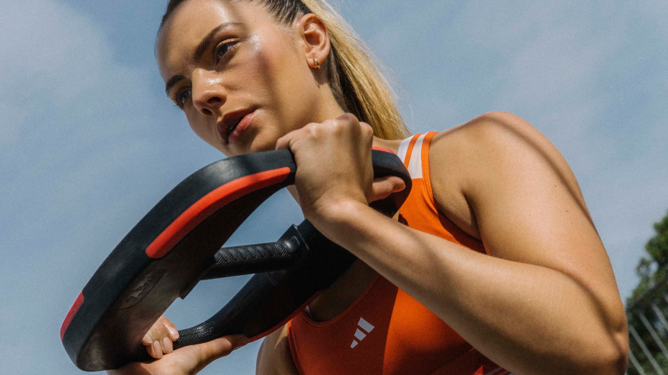 working out using Les Mills Smartbar plate