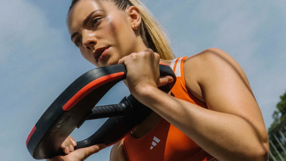 working out using Les Mills Smartbar plate