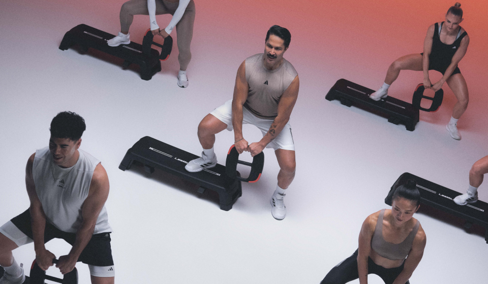 6 people workout doing LES MILLS BODYSTEP using a step