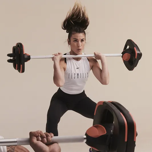 Les Mills Presenter performing BODYPUMP