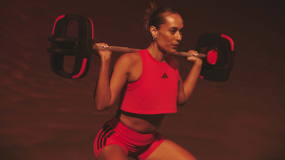 Les Mills Instructor lifting a smartbar