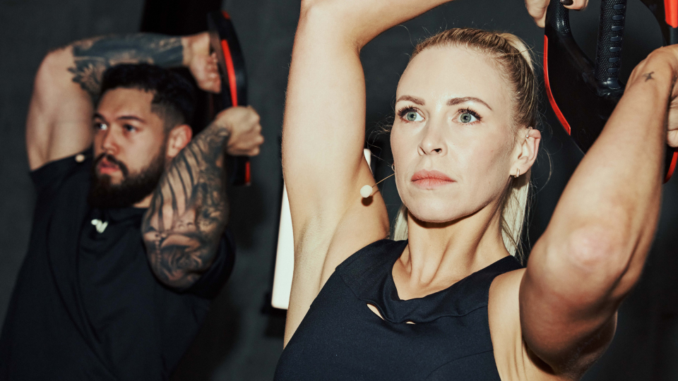 Two Les Mills Instructor lifting a smartbar plate