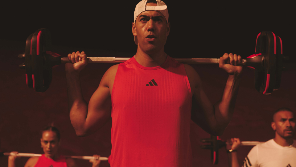 Les Mills Instructor lifting a smartbar