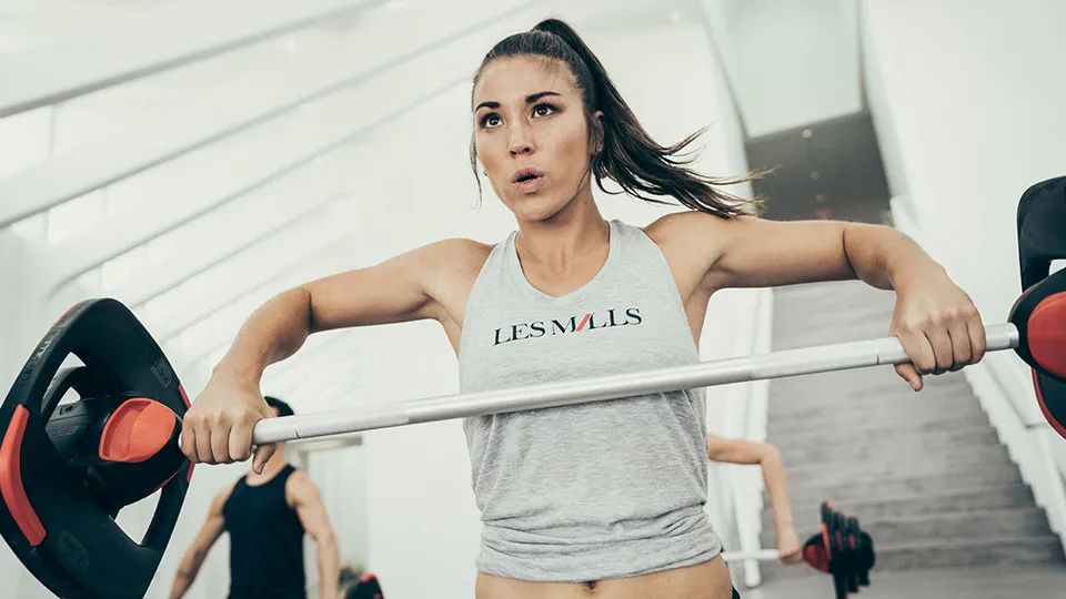 woman lifting a smartbar