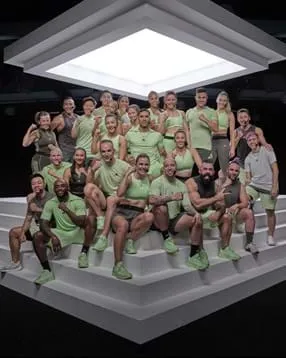 白い階段状ステージで25人がライトグリーンのスポーツウェアを着用し集合。LES MILLSイベント。