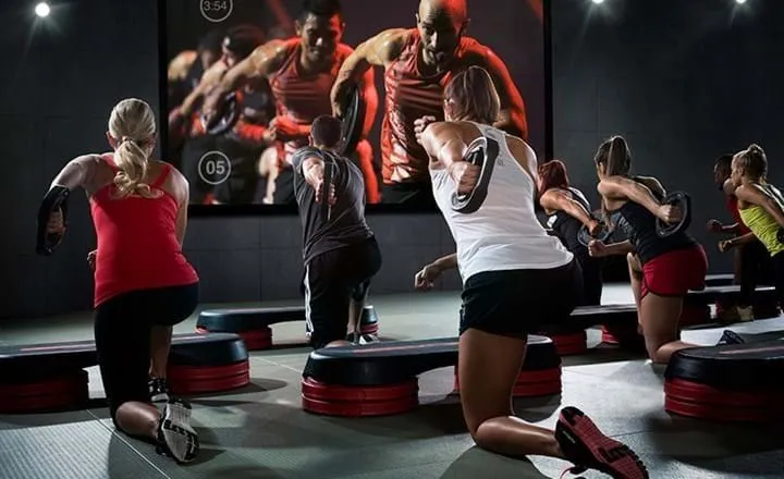 Group workout using Smartbar plates and Smartstep