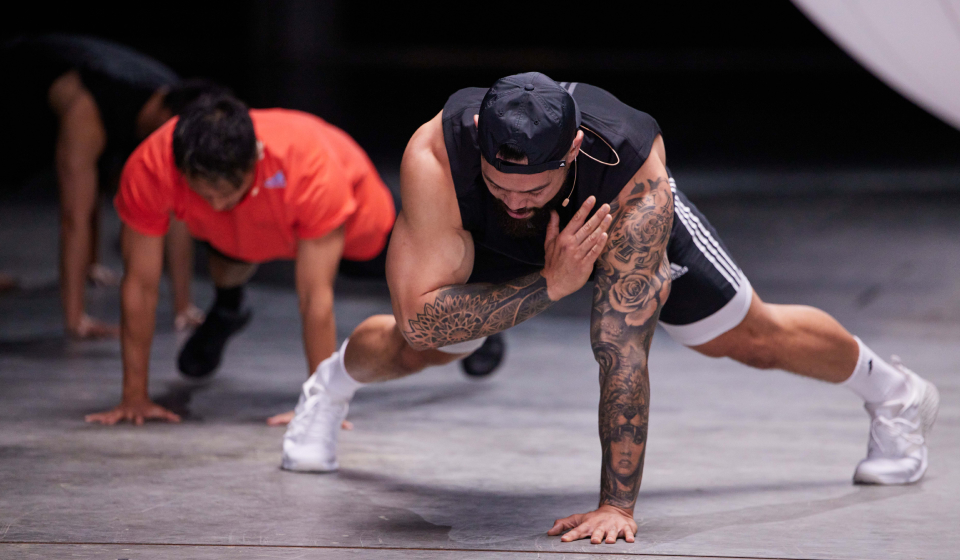 Plank with shoulder tap in LES MILLS GRIT