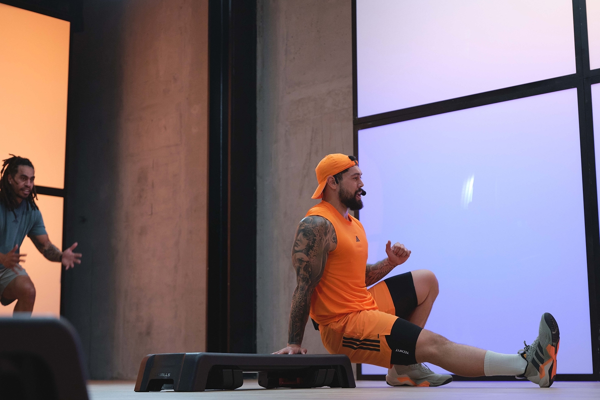 Les Mills instructor leads group training class with smartstep 