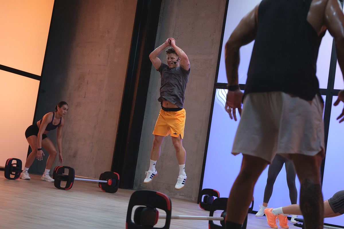 Les Mills Instructor leads group workout with smarttech