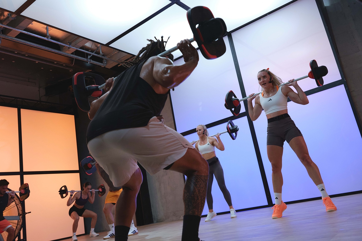 les mills instructors lead group workout with smarttech