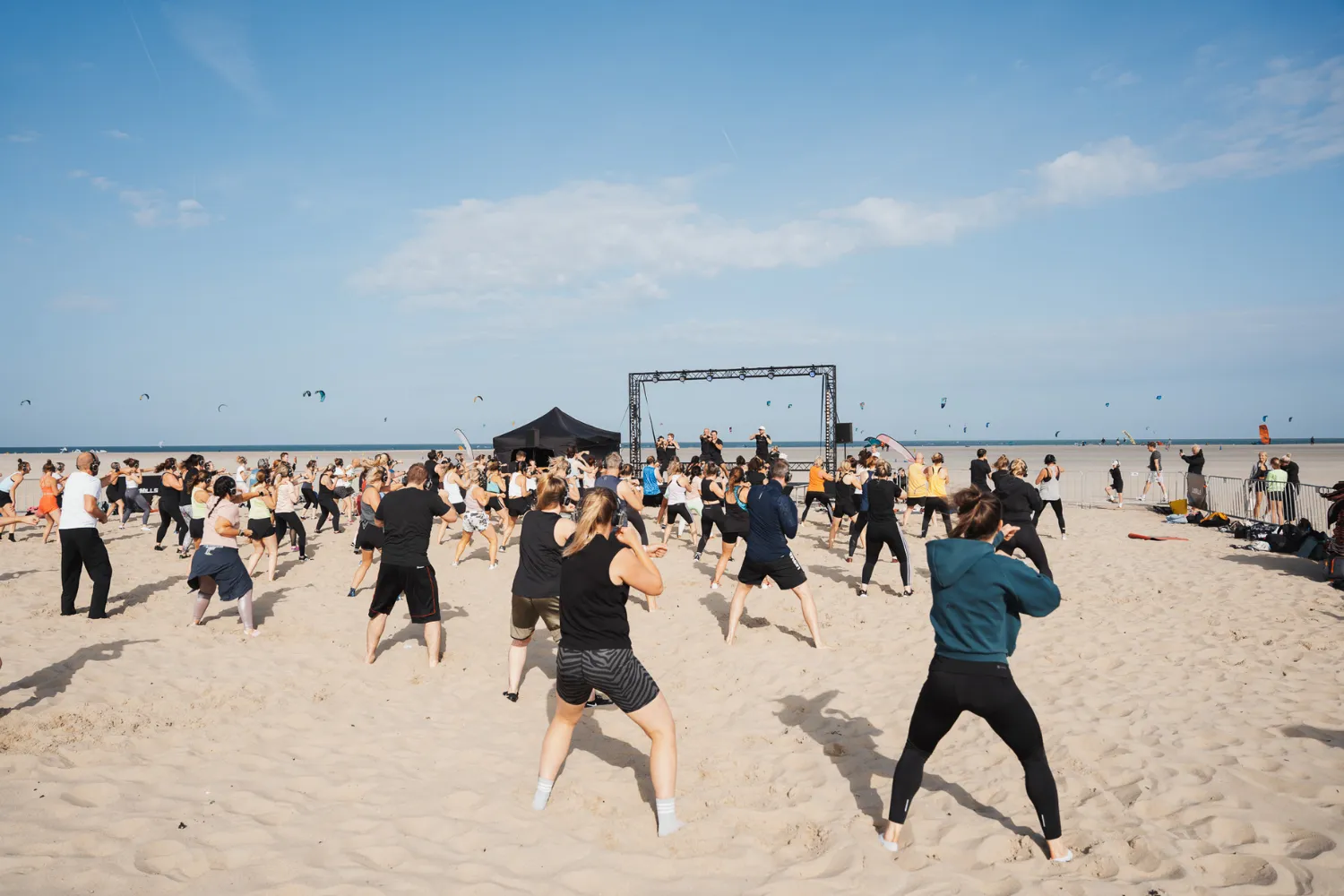 Fit blijven op vakantie: 5 zomerse beweegtips met de beste zomerhits