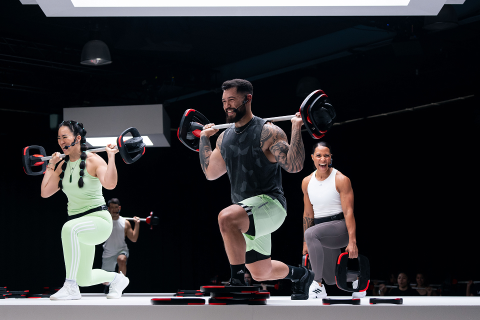 LES MILLS INSTRUCTORS LEAD A BODYPUMP CLASS