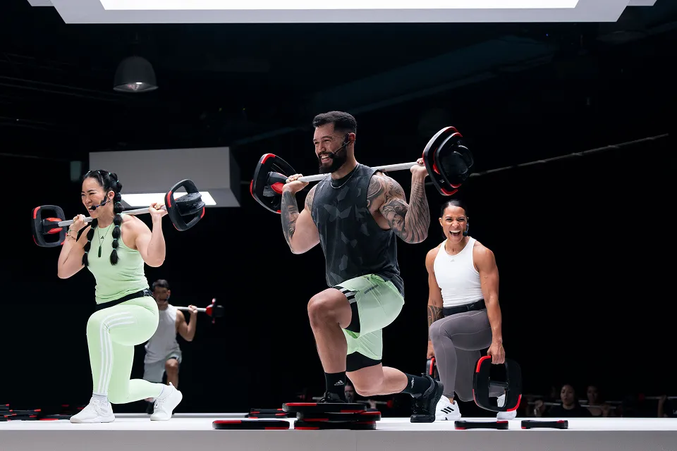 LES MILLS INSTRUCTORS LEAD A BODYPUMP CLASS