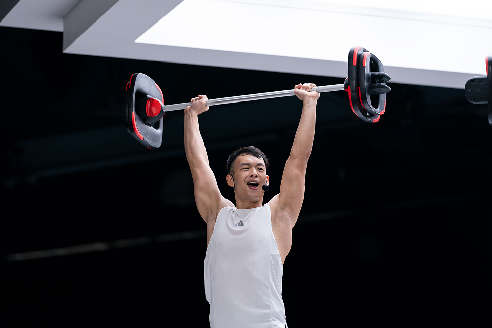 GROUP TRAINING INSTRUCTOR TAKES PART IN BODYPUMP HEAVY