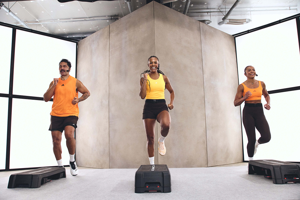 3 les mills Instructors lead a BODYSTEP class with LES MILLS equipment