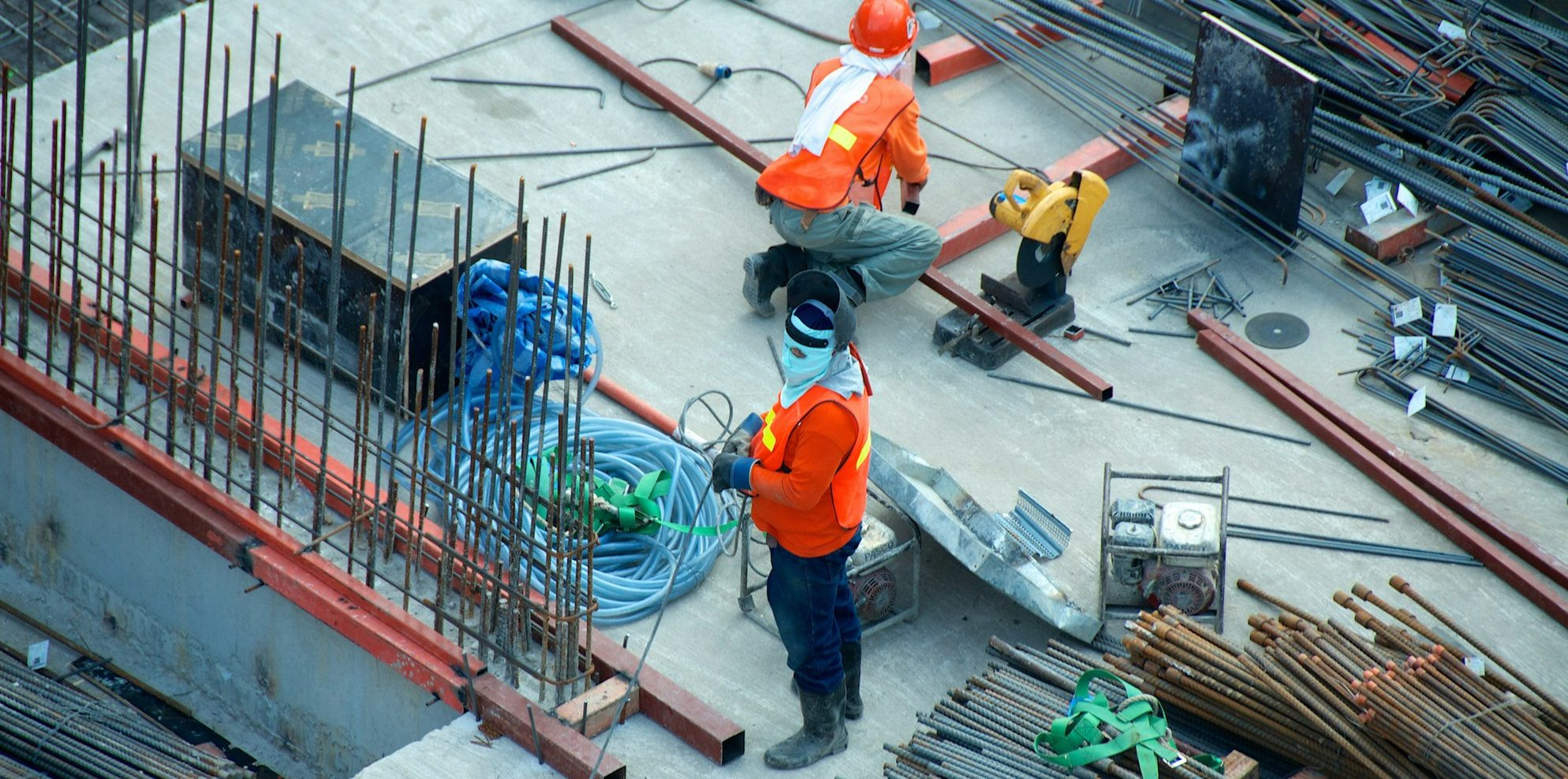A construction contract chain diagram showing progress claims flowing up and payments flowing down between principal, head contractor and subcontractors.