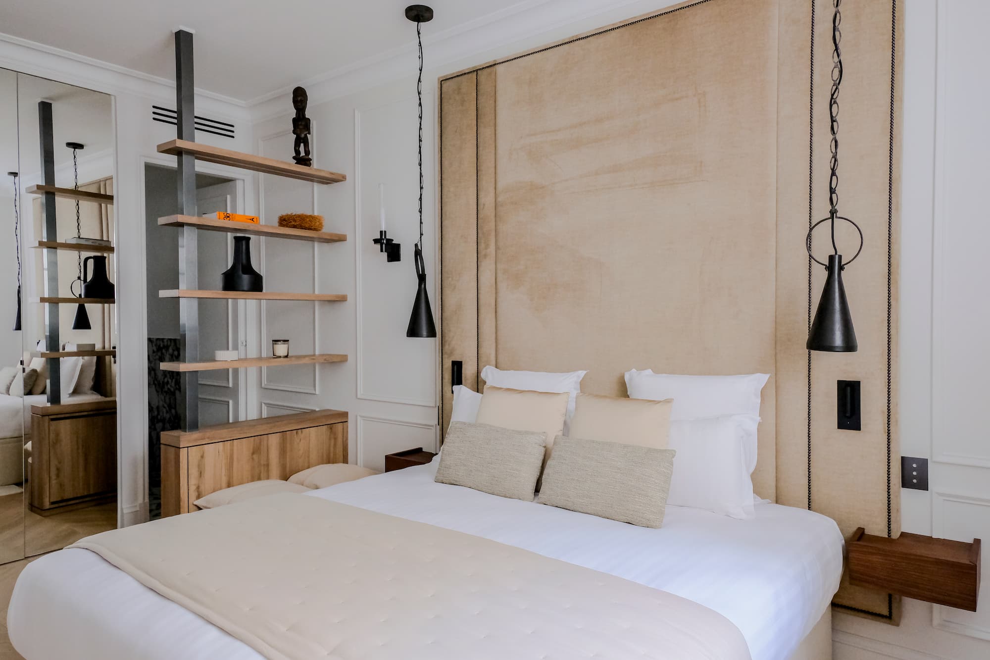 Chambre d’appartement de luxe inspirée par les maîtres du Louvre, tons chauds et linge haut de gamme.