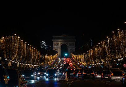 Vue nocturne des Champs-Élysées illuminés de guirlandes dorées — l’occasion idéale de loger tout près pour profiter des illuminations à pied.