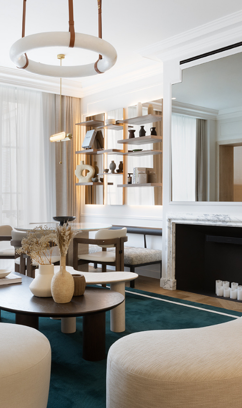 Salon lumineux avec bureau, routeur Wi-Fi rapide et fenêtres à double vitrage dans une location de luxe à Paris.