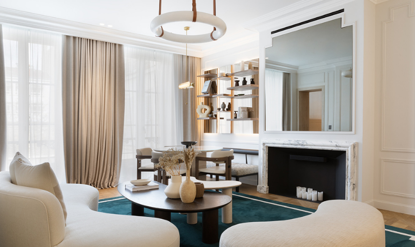 Salon lumineux avec bureau, routeur Wi-Fi rapide et fenêtres à double vitrage dans une location de luxe à Paris.