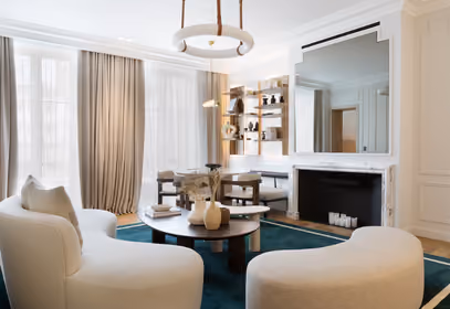 Salon lumineux avec bureau, routeur Wi-Fi rapide et fenêtres à double vitrage dans une location de luxe à Paris.