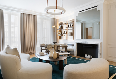 Salon lumineux avec bureau, routeur Wi-Fi rapide et fenêtres à double vitrage dans une location de luxe à Paris.