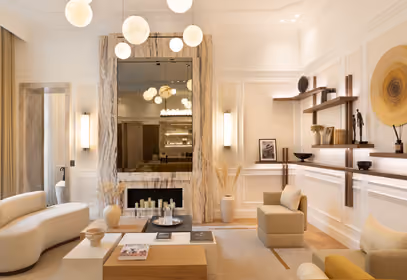 Salon calme avec fenêtres à double vitrage, bureau et canapé dans un appartement Champs-Élysées.