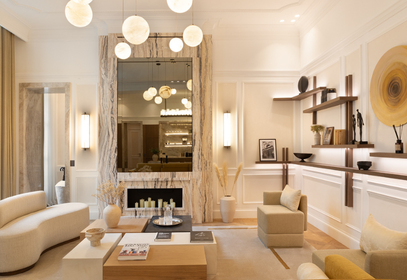 Salon calme avec fenêtres à double vitrage, bureau et canapé dans un appartement Champs-Élysées.