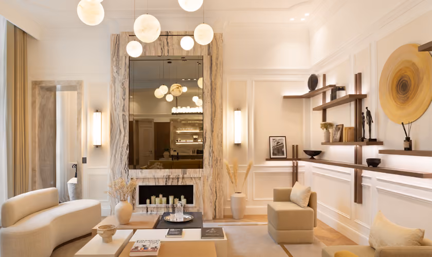 Salon calme avec fenêtres à double vitrage, bureau et canapé dans un appartement Champs-Élysées.