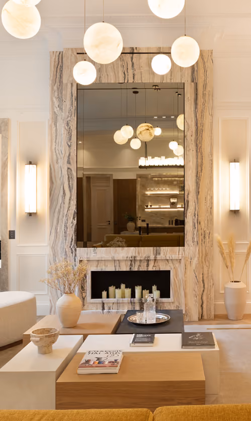 Salon calme avec fenêtres à double vitrage, bureau et canapé dans un appartement Champs-Élysées.