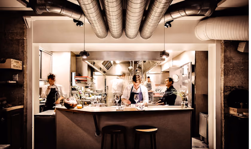 Chef dressant un menu dégustation dans la cuisine d’un restaurant à Paris