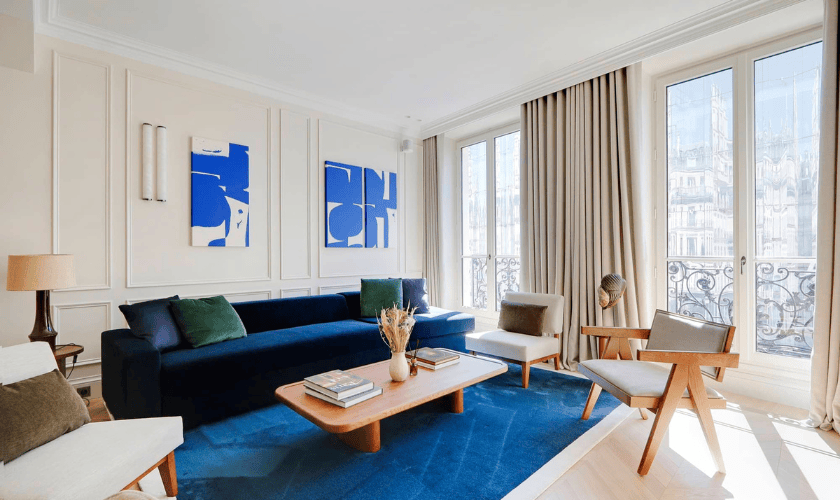 Salon d'un appartement The Lander à Saint-Germain-des-Prés, idéal pour une soirée de Saint-Valentin.